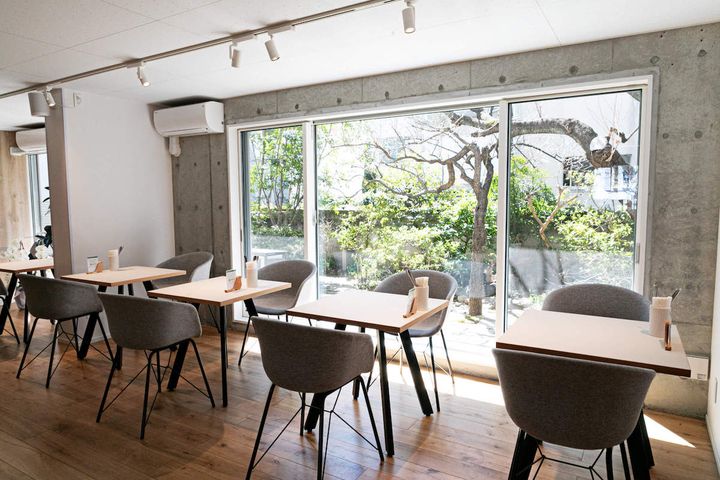 窓側のテーブル席