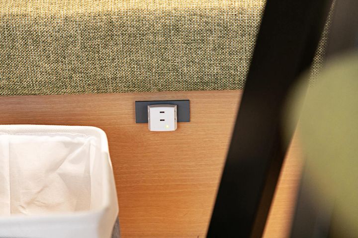 ソファ席にある電源コンセント