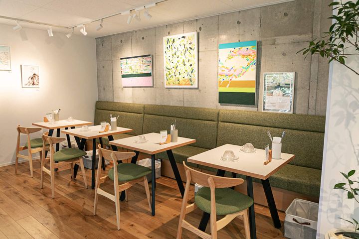 店内の一角の壁面を、作品の展示スペースとして貸し出している