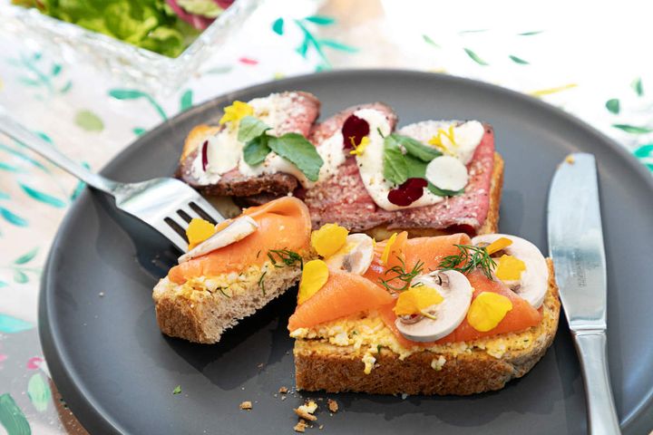 選べる3種の中から、ローストビーフとサーモンをチョイス。オープンサンドのパンは人気店「ブランジェ浅野屋」のものを使用