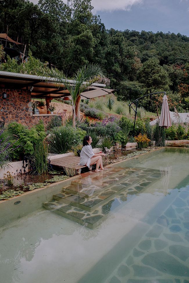 山の中で開放感のある自然派プール