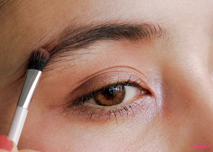 今っぽさは“眉”に宿る。 柔らかさを盛りたい日の「ストロベリーラテ眉」って？_5