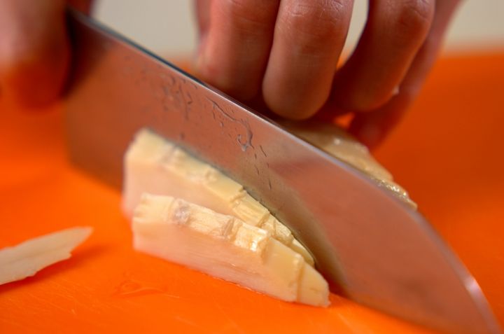 タケノコとワカメの赤だしの下準備1