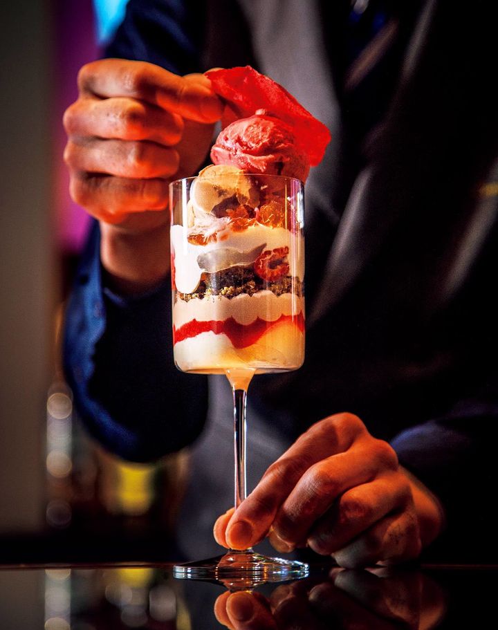 日本大通り『Constellation.』の「薔薇とショコラのパフェ」