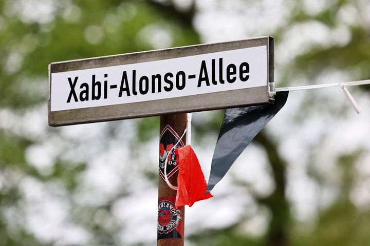 レヴァークーゼン、無敗のまま優勝！ずぶ濡れになった英雄シャビ・アロンソ監督は「ドイツビールでお祝いだ」