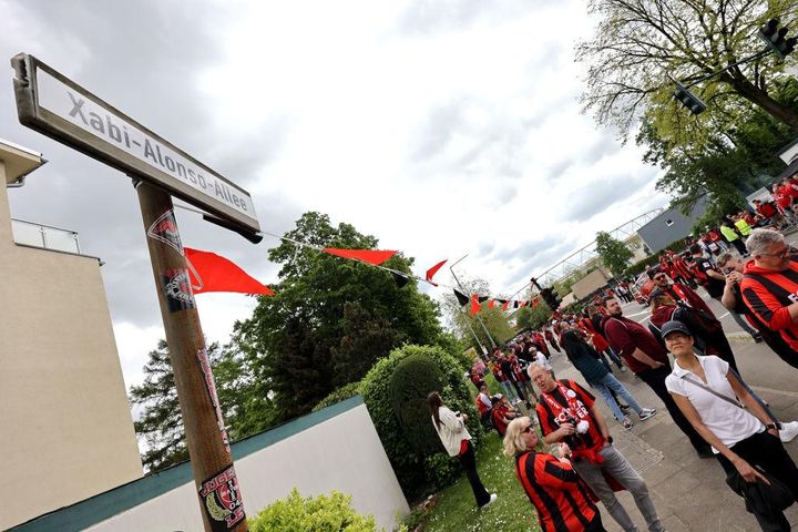 レヴァークーゼン、無敗のまま優勝！ずぶ濡れになった英雄シャビ・アロンソ監督は「ドイツビールでお祝いだ」