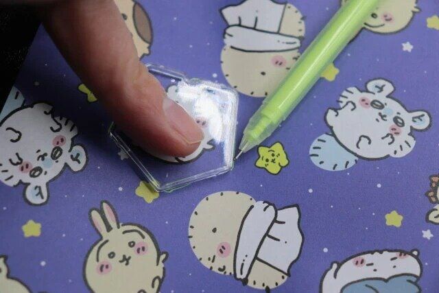 セリアのオリジナルフォトインのカラビナ・キーフック ペンタゴンの型を抜く