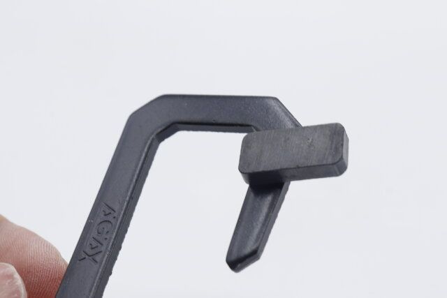 ダイソーのアウトドアフック（AGAX、1個）はスチール製