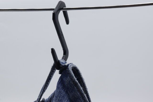 ダイソーのアウトドアフック（AGAX、1個）は家の中でも使える