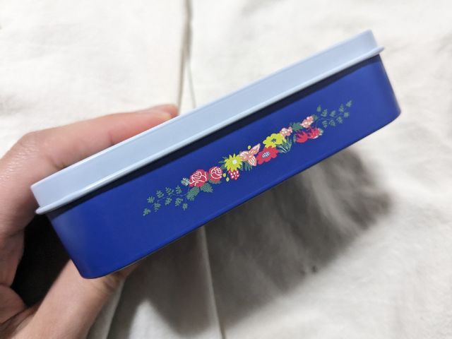 ムーミン缶の側面