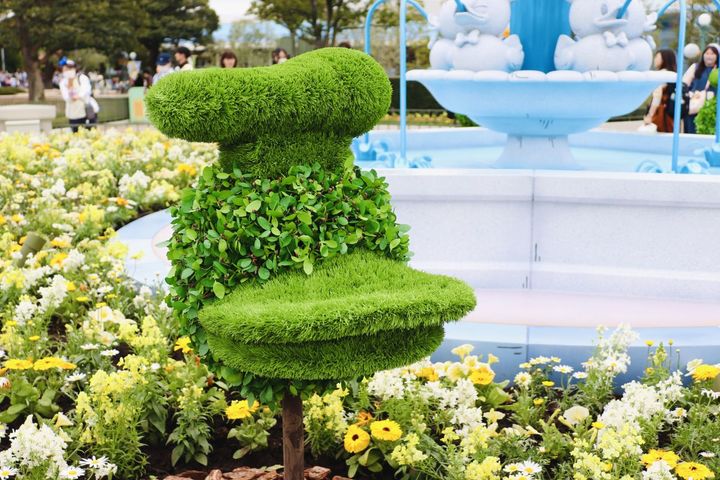 噴水オブジェの周りの植栽