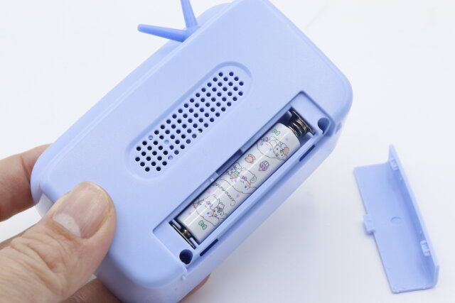 ダイソーのテレビ型デジタル時計に電池を入れる様子