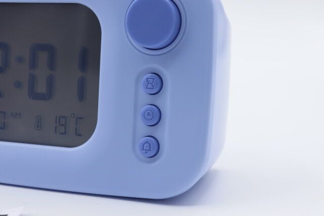 ダイソーのテレビ型デジタル時計のボタン