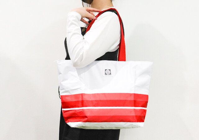 タイガー魔法瓶とコラボ キャリーケースにつけられる♪保冷機能つき大容量バッグのサイズ感