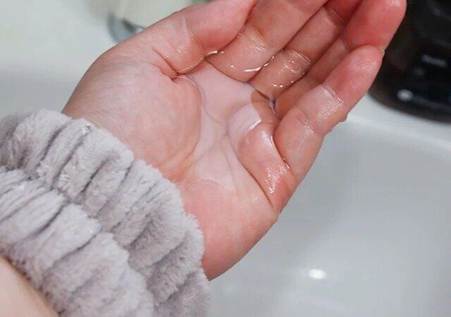 スリーコインズの吸水アームバンドは洗顔時に便利