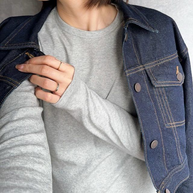 ソフトリブクルーネックT(長袖)のグレーを着用している