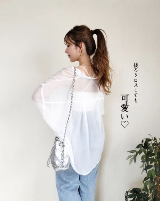 エアリズムコットンブラチューブトップを着用している