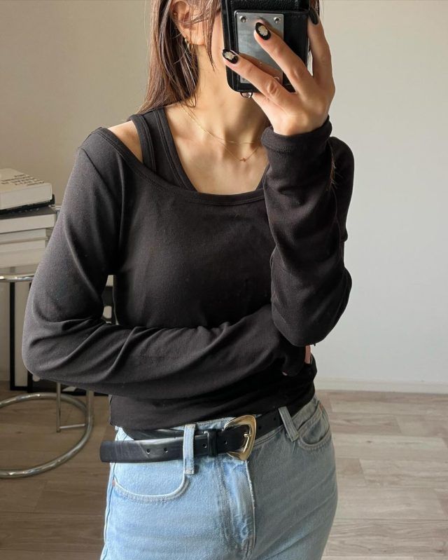 GU「タンクトップレイヤードブラックの女性」