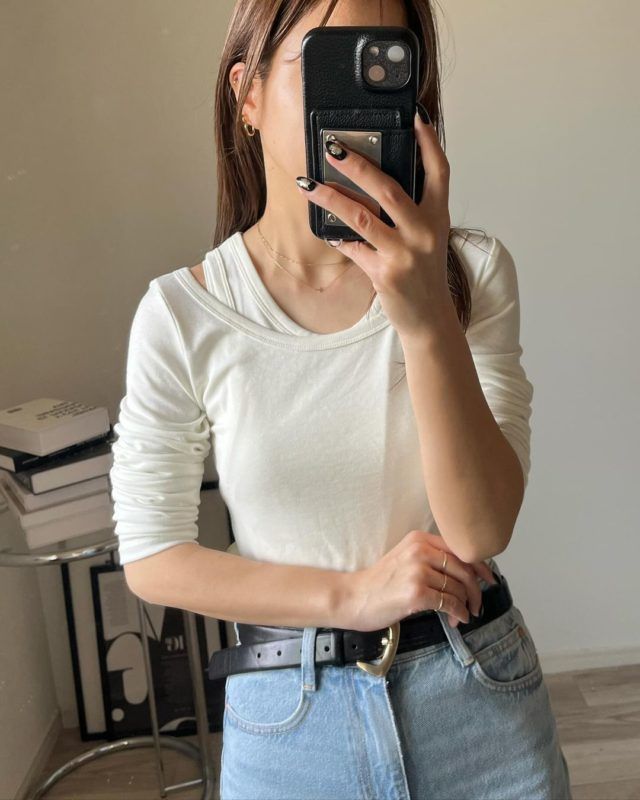 GU「タンクトップレイヤードホワイトの女性」