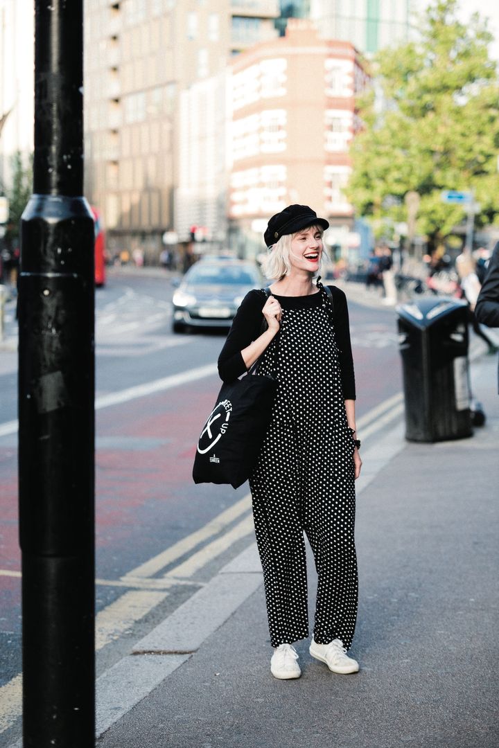 ドットのサロペットがかわいすぎるキュートなモノトーンコーデ