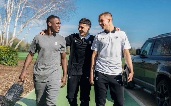 チェルシーにNIKE新作「半袖トップス」が登場！街着に使える“ライオンロゴ”のシンプルデザイン