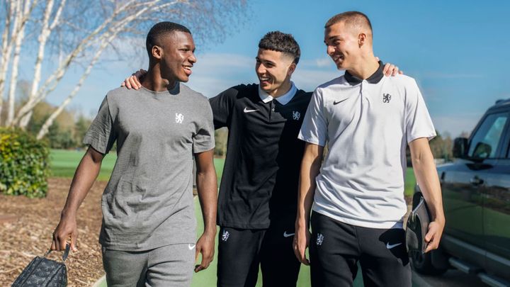 チェルシーにNIKE新作「半袖トップス」が登場！街着に使える“ライオンロゴ”のシンプルデザイン