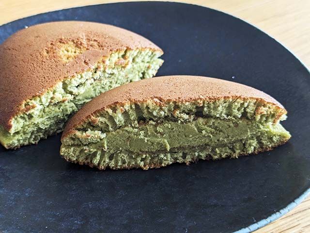 「濃い抹茶のどら焼き」断面