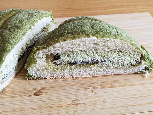 「濃い宇治抹茶メロンパン」断面