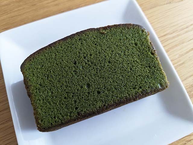 袋から出した「濃い抹茶のパウンドケーキ」
