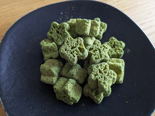 袋から出した「濃い抹茶の味わいしみチョココーンミニ」