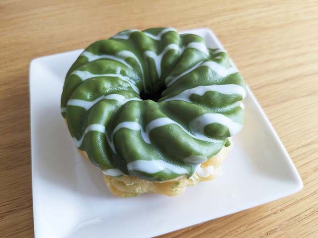 袋から出した「濃い宇治抹茶のフレンチクルーラー」