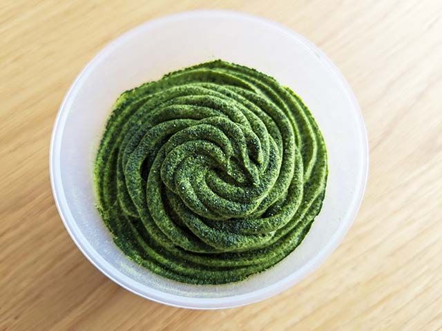 フタを取った「濃い宇治抹茶のモンブラン」を上から見た様子