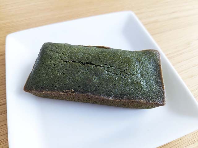 袋から出した「濃い抹茶のフィナンシェ」