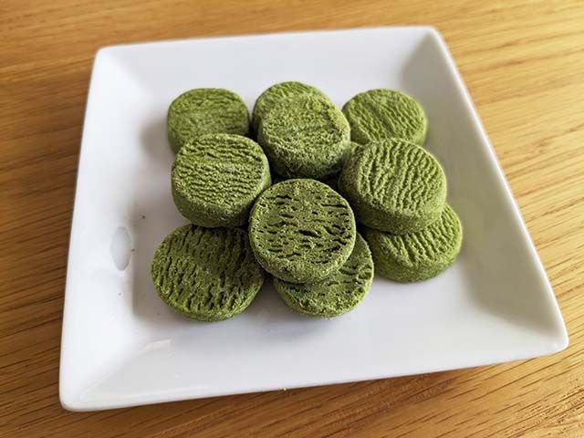袋から出した「濃い抹茶のしっとりクッキー」