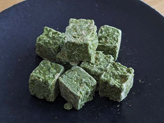 袋から出した「ザクザクきわだつクランチチョコ濃い抹茶味」