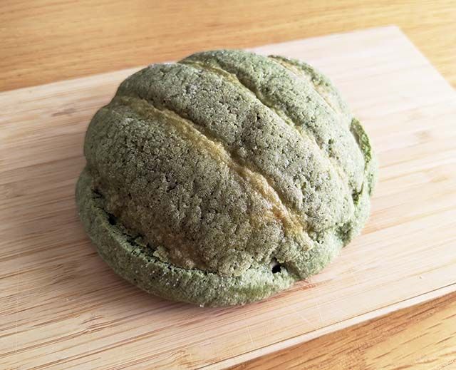 袋から出した「濃い宇治抹茶メロンパン」