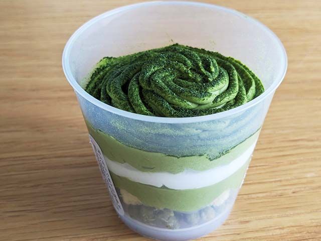 「濃い宇治抹茶のモンブラン」を横から見た様子