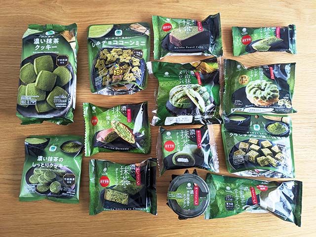 2024年「ファミマの濃い宇治抹茶祭り」の商品13種がテーブルに並べられている様子