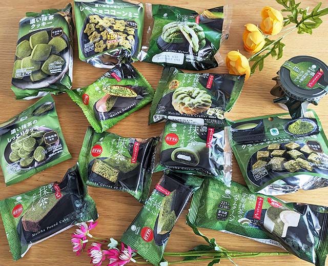 2024年「ファミマの濃い宇治抹茶祭り」の商品13種がテーブルに並べられている様子