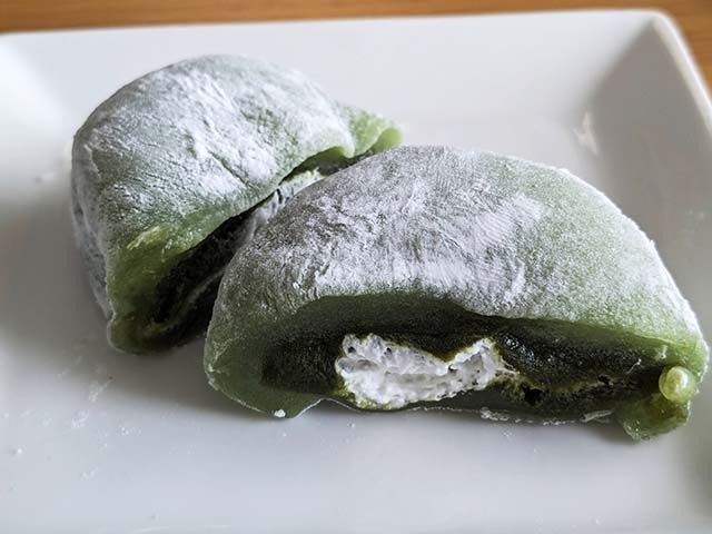 「濃い抹茶のクリーム大福」断面