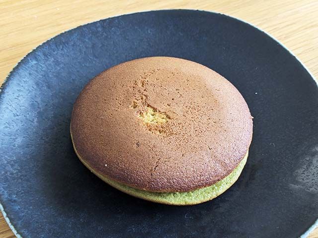 袋から出した「濃い抹茶のどら焼き」
