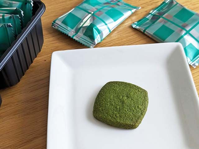 袋から出した「抹茶香る濃い抹茶クッキー」