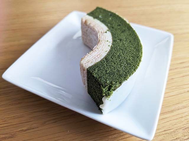 袋から出した「濃い宇治抹茶バウムクーヘン」