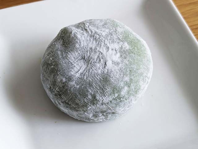 袋から出した「濃い抹茶のクリーム大福」