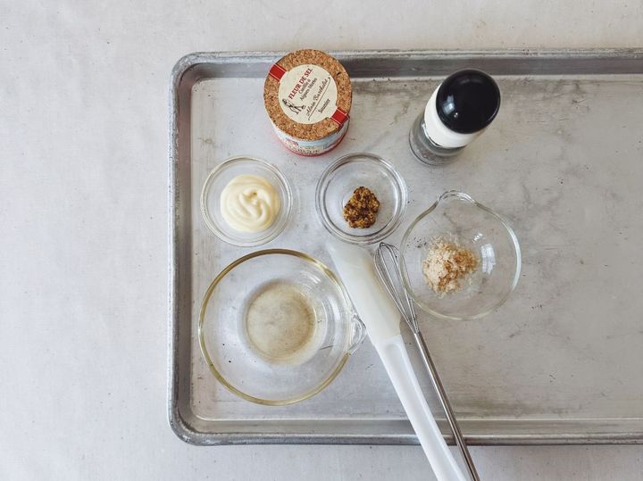 【フランス気分が味わえる簡単レシピ】春キャベツたっぷりソーセージサンド【パン好きなsumire.のバゲットサンドのレシピ vol.15 〜レシピで旅するヨーロッパ〜】