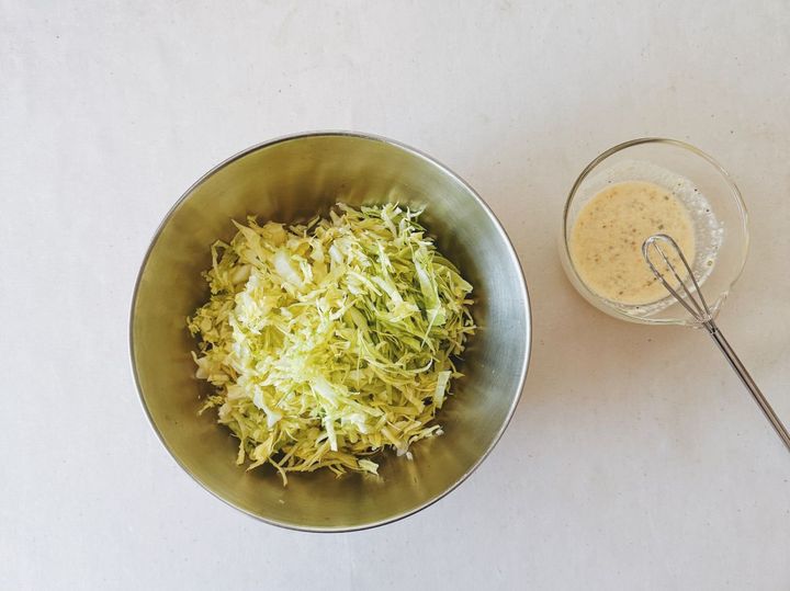 【フランス気分が味わえる簡単レシピ】春キャベツたっぷりソーセージサンド【パン好きなsumire.のバゲットサンドのレシピ vol.15 〜レシピで旅するヨーロッパ〜】