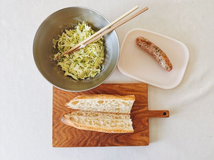 【フランス気分が味わえる簡単レシピ】春キャベツたっぷりソーセージサンド【パン好きなsumire.のバゲットサンドのレシピ vol.15 〜レシピで旅するヨーロッパ〜】