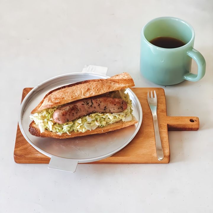 【フランス気分が味わえる簡単レシピ】春キャベツたっぷりソーセージサンド【パン好きなsumire.のバゲットサンドのレシピ vol.15 〜レシピで旅するヨーロッパ〜】