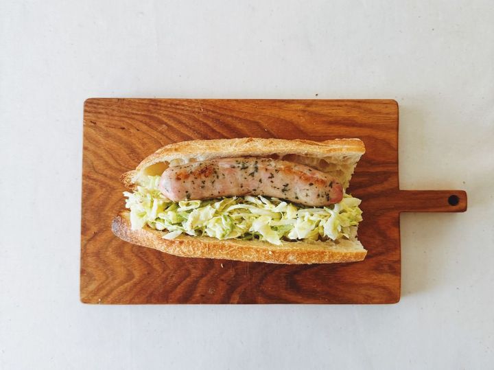 【フランス気分が味わえる簡単レシピ】春キャベツたっぷりソーセージサンド【パン好きなsumire.のバゲットサンドのレシピ vol.15 〜レシピで旅するヨーロッパ〜】