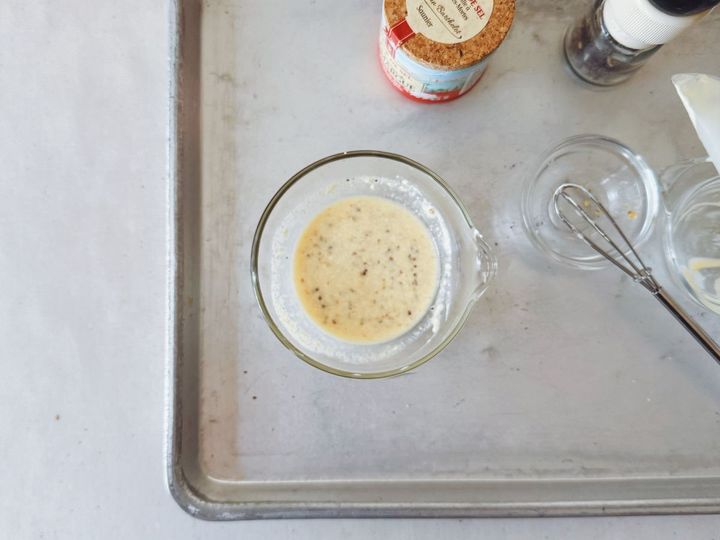 【フランス気分が味わえる簡単レシピ】春キャベツたっぷりソーセージサンド【パン好きなsumire.のバゲットサンドのレシピ vol.15 〜レシピで旅するヨーロッパ〜】